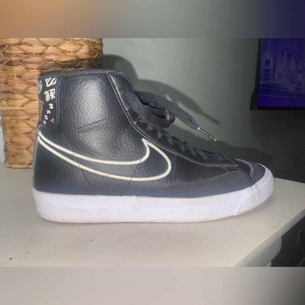 Nike Mid 77 Black and Silver gold with white playful font Sz 6.5Y